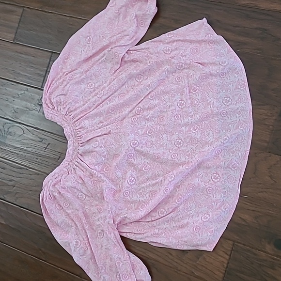 Crown & Ivy Pink & White Paisley Print V-neck Blouse size 2X - Picture 2 of 7